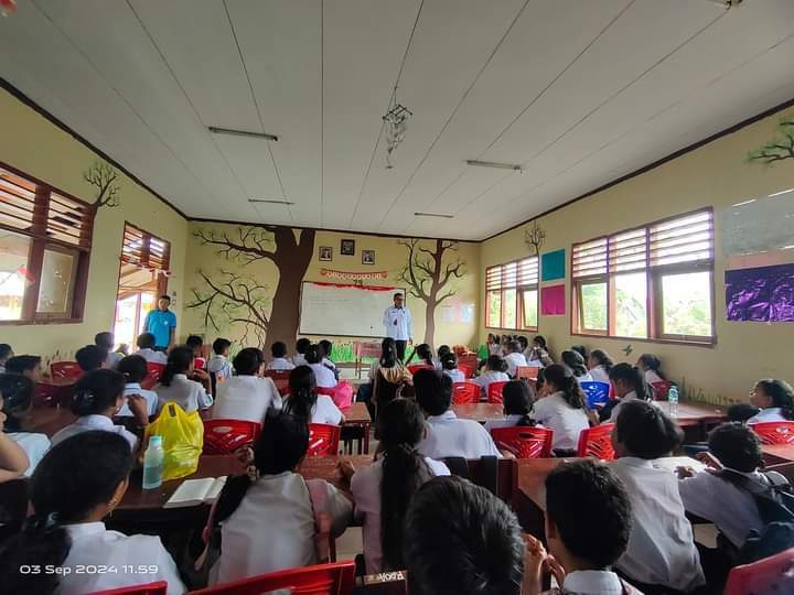 Memperingati Bulan Kitab Suci Nasional (BKSN) Penyuluh Agama Katolik menggelar Pendalaman Kitab Suci di SMP Negeri Unggulan Maluku Tenggara