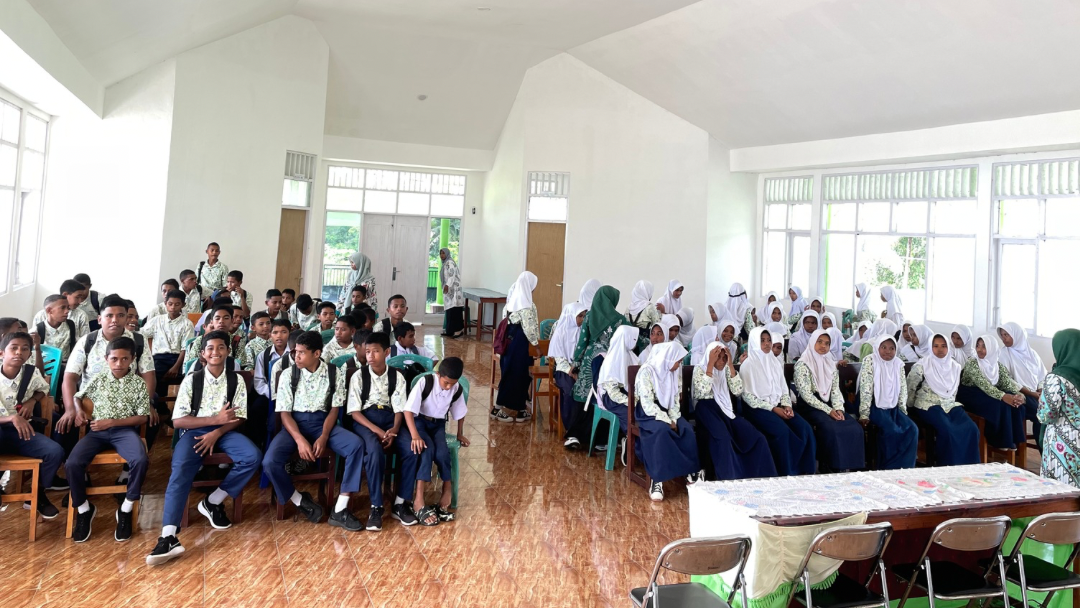 Peserta Didik MTs Negeri 2 Maluku Tenggara Gelar Kerja Bakti di Aula Untuk Kegiatan Sosialisasi