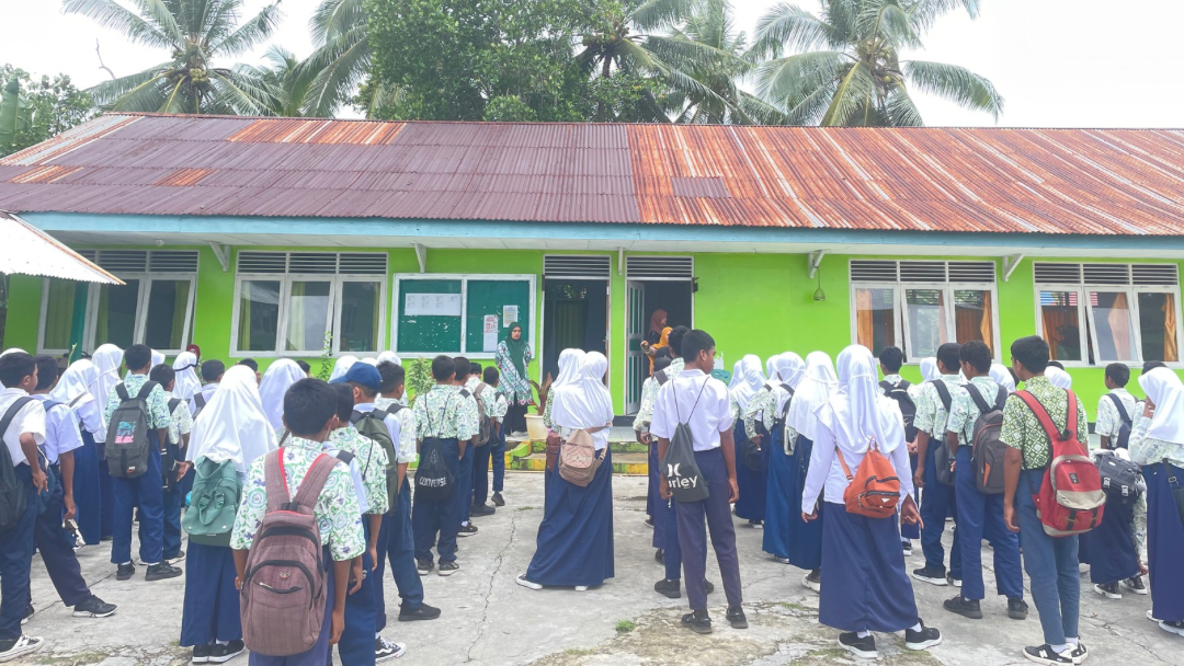 Peserta Didik MTs Negeri 2 Maluku Tenggara Mengikuti Apel Sebelum Pulang Ke Rumah