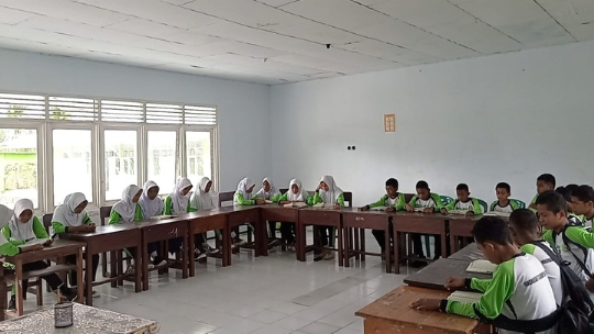 Siswa MTs Negeri 2 Maluku Tenggara Membaca Surat Yasin dan Al-Kahf Setiap Hari Jum’at