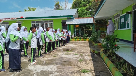 Peserta Didik MTsN 2 Malra Ikuti Apel Siang, Guru Piket: Siswa Laki-Laki Wajib Sholat Jum’at