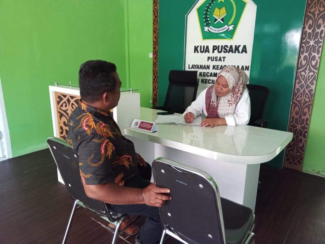 Pegawai Administrasi KUA Kei Kecil Timur Berikan Pelayanan Optimal Di PTSP