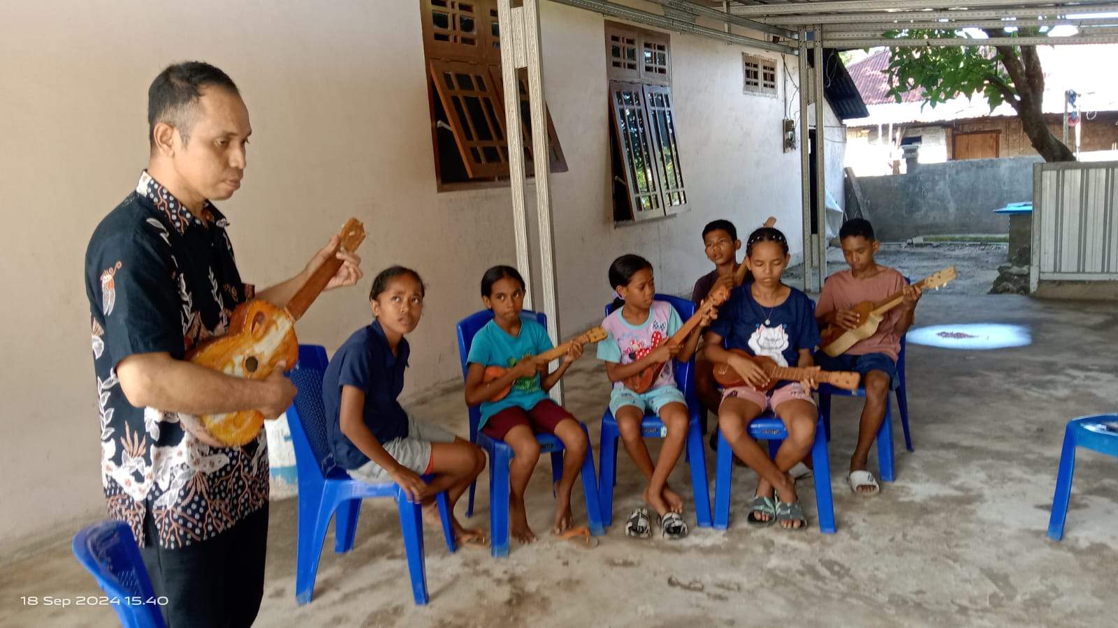 Jiefard Stanley Betaubun, S. Th, Mengajarkan Seni Musik Ukulele kepada Anak-Anak di Desa Wab sebagai Wujud Pengembangan Potensi Diri