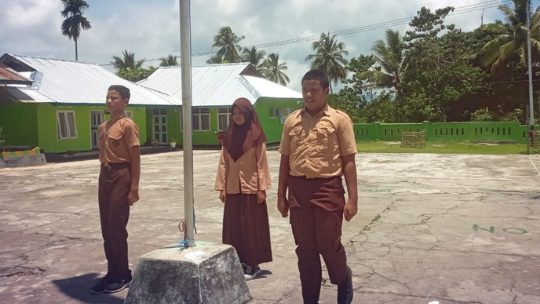 Peserta Didik MTs Negeri 2 Maluku Tenggara Gelar Latihan  Pengibaran Bendera untuk Pelantikan Pengurus OSIM