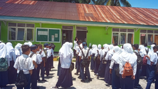 Pelaksanaan Apel Siang, Guru Piket Ajak Peserta Didik MTs Negeri 2 Maluku Tenggara Untuk Menyambut Hari Santri