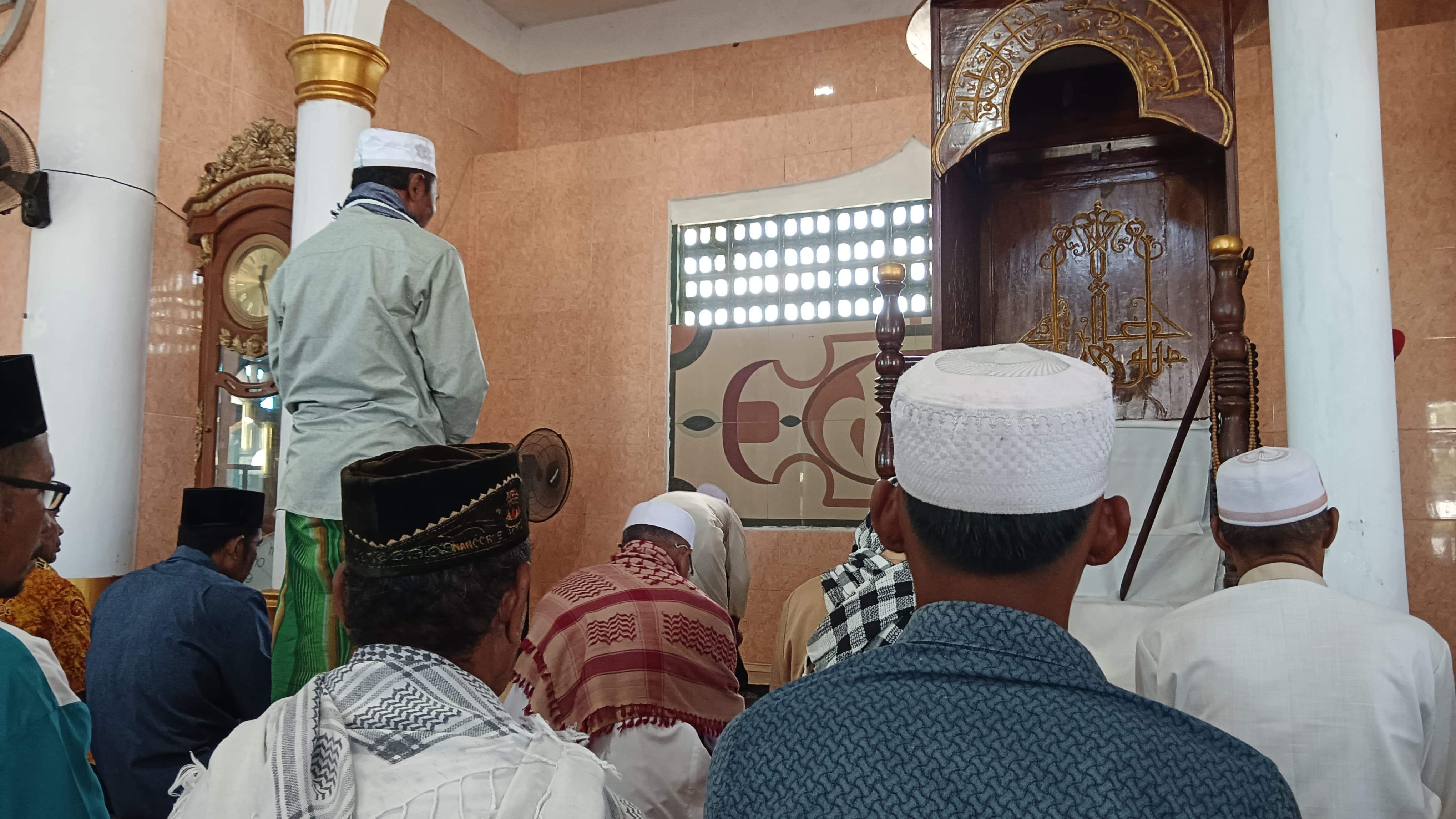 PAI Non-ASN Arobi Ngabalin Resmi Ditunjuk sebagai Imam Sementara Masjid Al Mathar, Ohoi Danar Ternate.