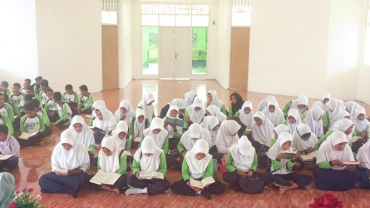 Kepala MTs Negeri 2 Maluku Tenggara Gelar Monev Pembacaan Surah Al-Mulk di Aula MTs Negeri 2 Maluku Tenggara