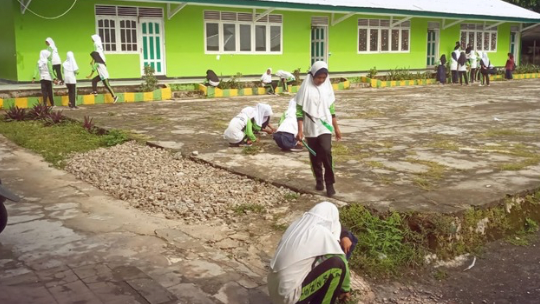 Guru dan Peserta Didik MTs Negeri 2 Maluku Tenggara Ikut Gelar Jum’at Bersih di Halaman Madrasah