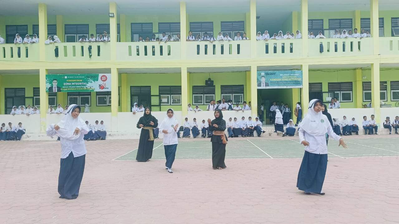 Sanggar Sastra MTs N 1 Maluku Tenggara Tampilkan Tarian Pada Peringatan Hari Sumpah Pemuda