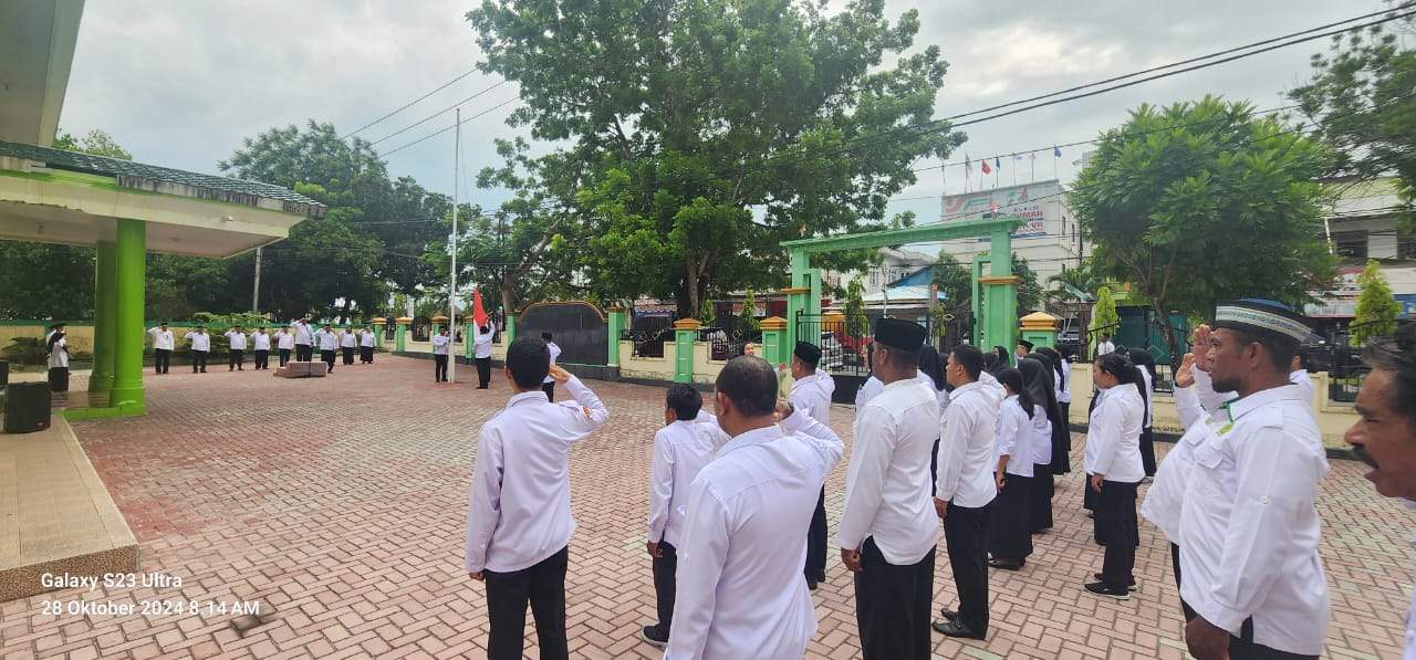 Kepala KUA Kei Kecil Timur Selatan dan Penyuluh Agama Islam Ikuti Upacara Hari Sumpah Pemuda di Kemenag Maluku Tenggara.