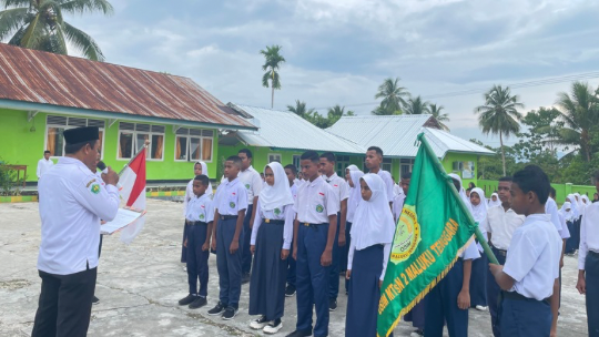 Kepala MTs Negeri 2 Maluku Tenggara Melantik Pengurus Organisasi Siswa Intra Madrasah (OSIM) Masa Bakti 2024-2025