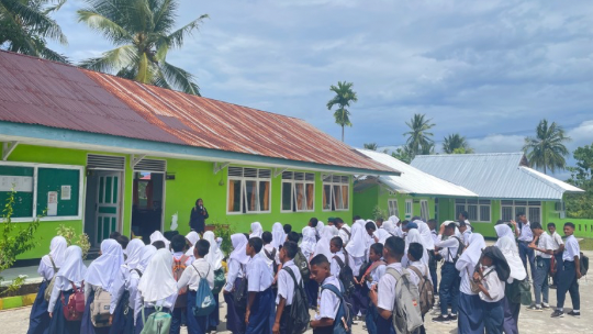 Pelaksanaan Apel Siang, Guru Piket Ajak Peserta Didik MTs Negeri 2 Maluku Tenggara Untuk Menjaga Kebersihan Madrasah