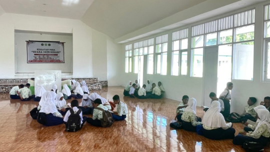 Pembinaan Baca Tulis Al-Qur’an, Kepala MTs Negeri 2 Maluku Tenggara: Semua Wajib Beli Al-Qur’an dan Iqro