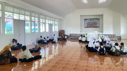 Pembinaan Baca Tulis Al-Qur’an, Kepala MTs Negeri 2 Maluku Tenggara Mengecek Peserta Didik Yang Tidak Membwa Al-Qur’an dan Iqro