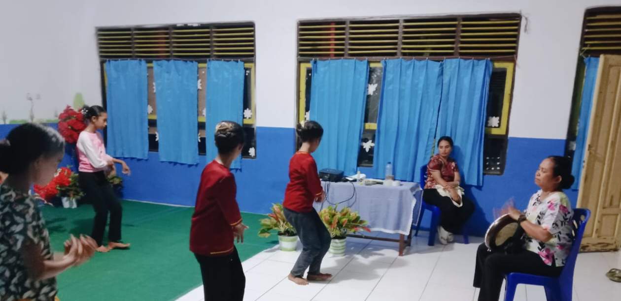 Gladi Resik Penyuluh Agama Kristen Bersama Kelompok Tari Kilkilun Desa Wab Dalam Rangka Acara Panen Karya Kegiatan Penyuluhan Rohani Berbasis Seni