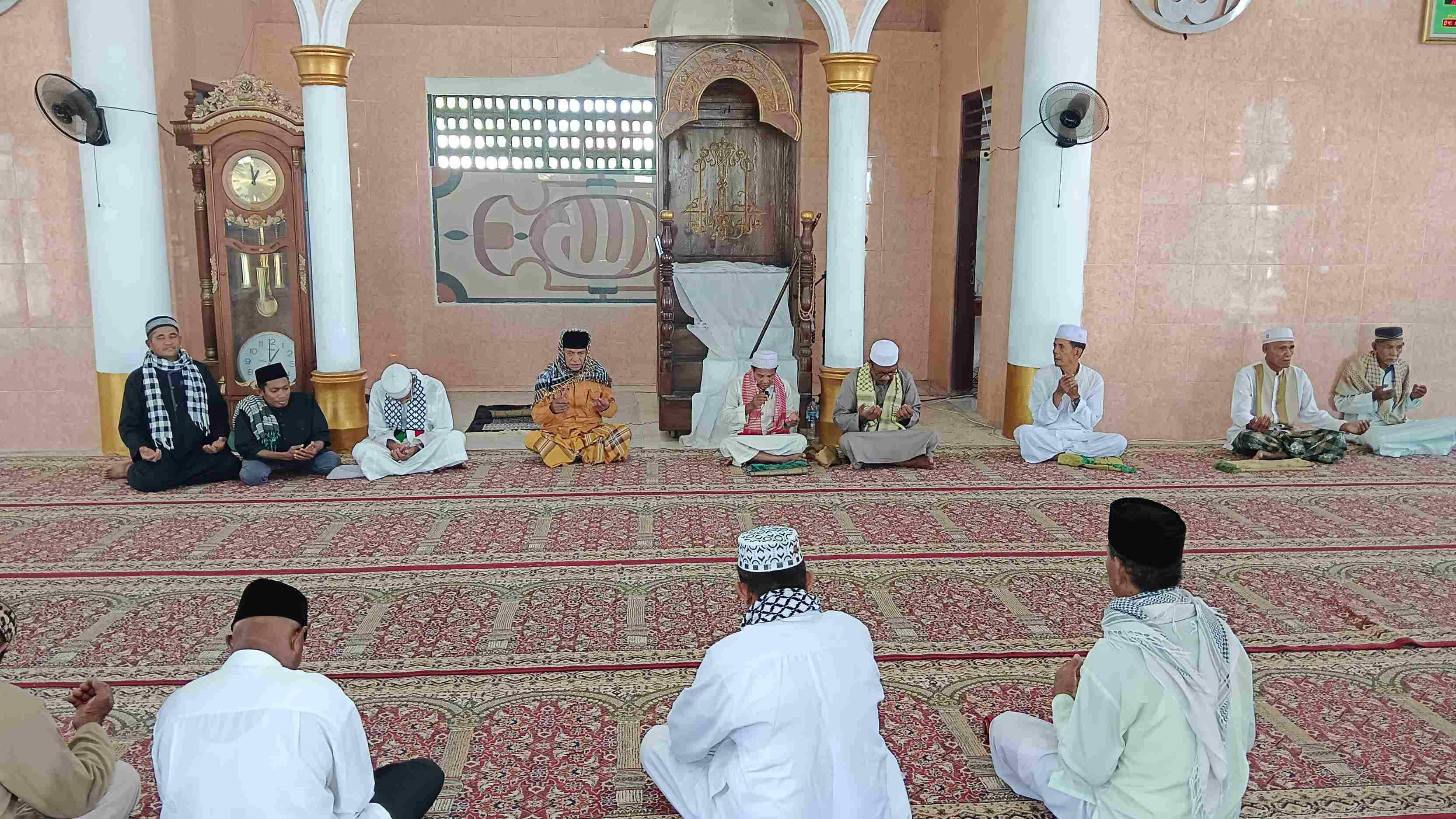 Penyuluh Agama Islam Saleh Wear, S.HI dan Arobi Ngabalin Pimpin Doa Keselamatan Rutin di Ohoi Danar, Ternate,