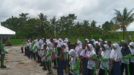 Peserta Didik MTs Negeri 2 Maluku Tenggara Ikuti Apel Siang, Guru Piket: Jangan Lupa Sholat Jum’at