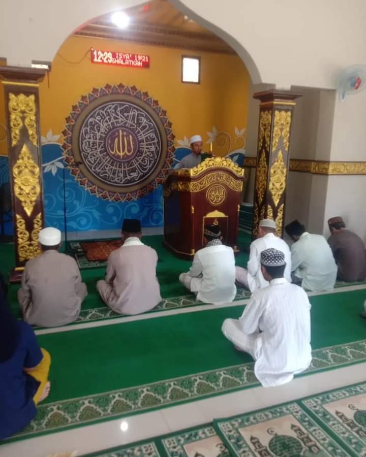 Sampaikan Khutbah di Masjid Darul Islam Tanah Putih Kota Tual Milhan Rehalat Penghulu KUA KKT Bahas Silaturahmi