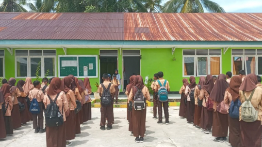 Peserta Didik MTsN 2 Maluku Tenggara Ikuti Apel Siang, Guru Piket: Hari Senin Sekolah Seperti Biasa