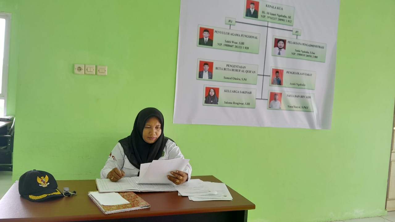 Pelaksana Administrasi KUA Kei Kecil Timur Selatan, Sania Ngabalin, S.Sos, Terima Kunjungan BKKBN dan Lakukan Rekapitulasi Absensi Pegawai